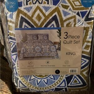 Elegant Blue and Gold 3 Piece King Quilt Set